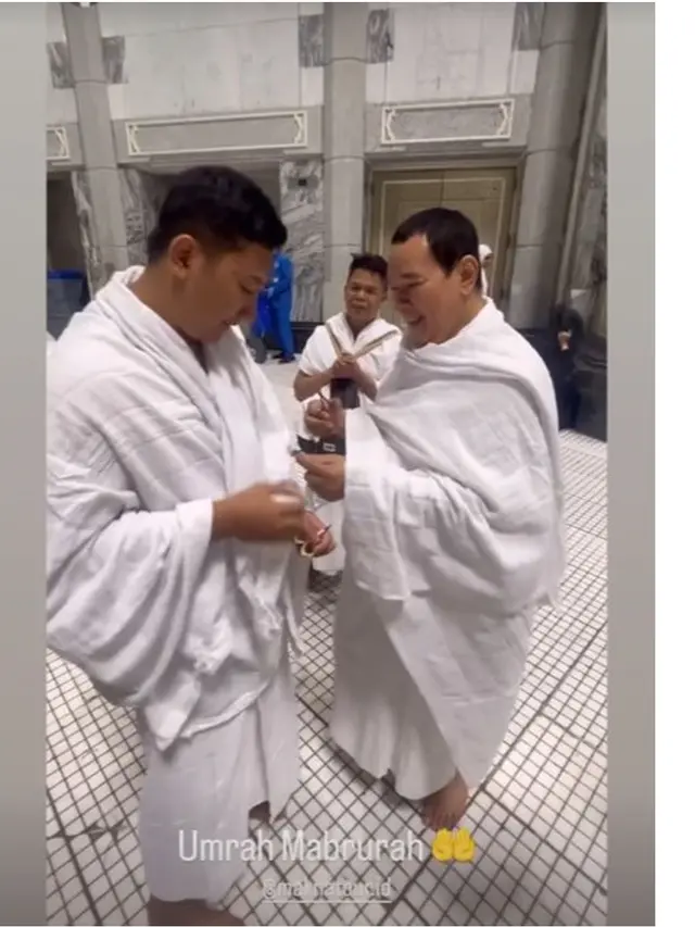 6 Momen Tommy Soeharto Potong Rambut Darma Mangkuluhur saat Umrah, Penuh Kehangatan