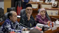 Wakil Ketua Komisi VIII DPR yang juga Ketua Panja Komisi VIII DPR Marwan Dasopang (tengah) memimpin rapat dengar pendapat bersama Komisi VIII DPR di Kompleks Parlemen, Senayan, Jakarta, Selasa (14/2/2023). Pengumuman terkait besaran biaya haji terpaksa ditunda hingga besok lantaran pemerintah bersama Panja Komisi VIII DPR masih belum menemui kesepakatan. (Liputan6.com/Faizal Fanani)