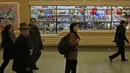 Orang-orang berjalan melewati toko mainan di stasiun kereta bawah tanah Kaeson, Pyongyang, Korea Utara (23/11/2019). Stasiun ini diperbaharui pada tahun 2019 dengan pencahayaan baru dan TV untuk menghibur penumpang yang menunggu. (AP Photo/Dita Alangkara)