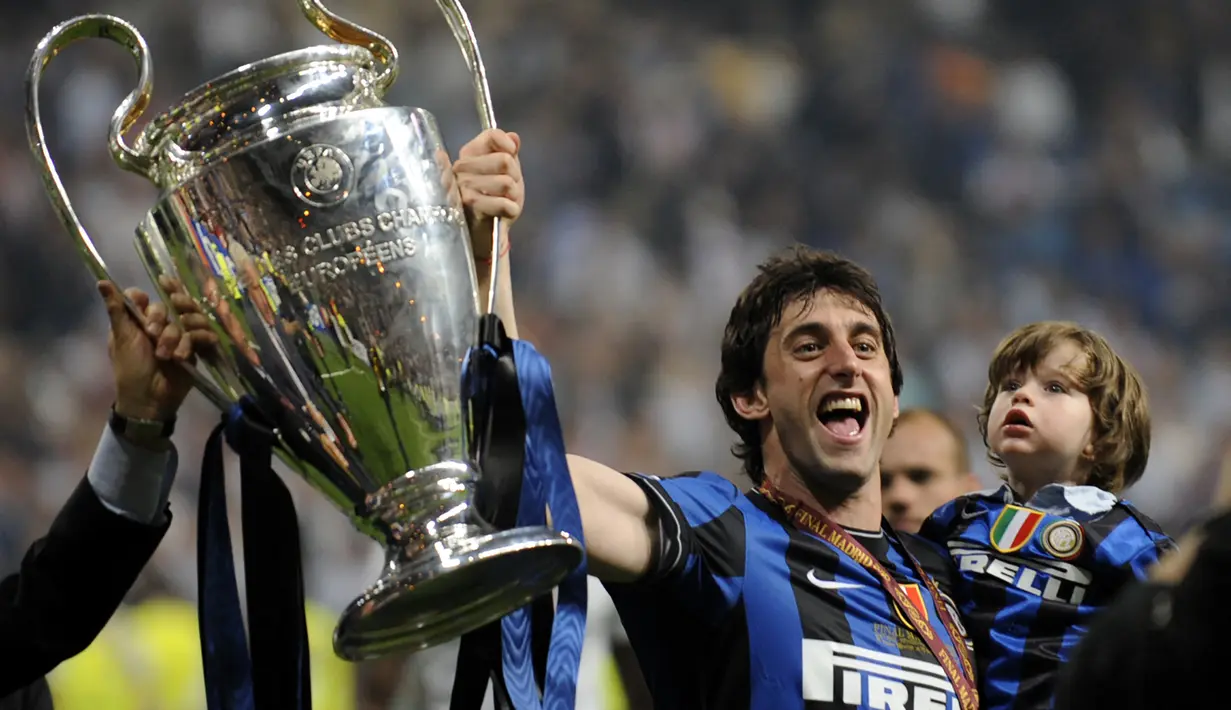 Diego Milito. Striker gaek tersukses yang pernah didatangkan Inter Milan. Didatangkan saat berusia 30 tahun dari Genoa pada 2009/2010. Total 5 musim di Inter, ia sukses meraih treble winners di musim debutnya dan total tampil dalam 171 laga dengan raihan 75 gol. (Foto: AFP/Pierre-Philippe Marcou)