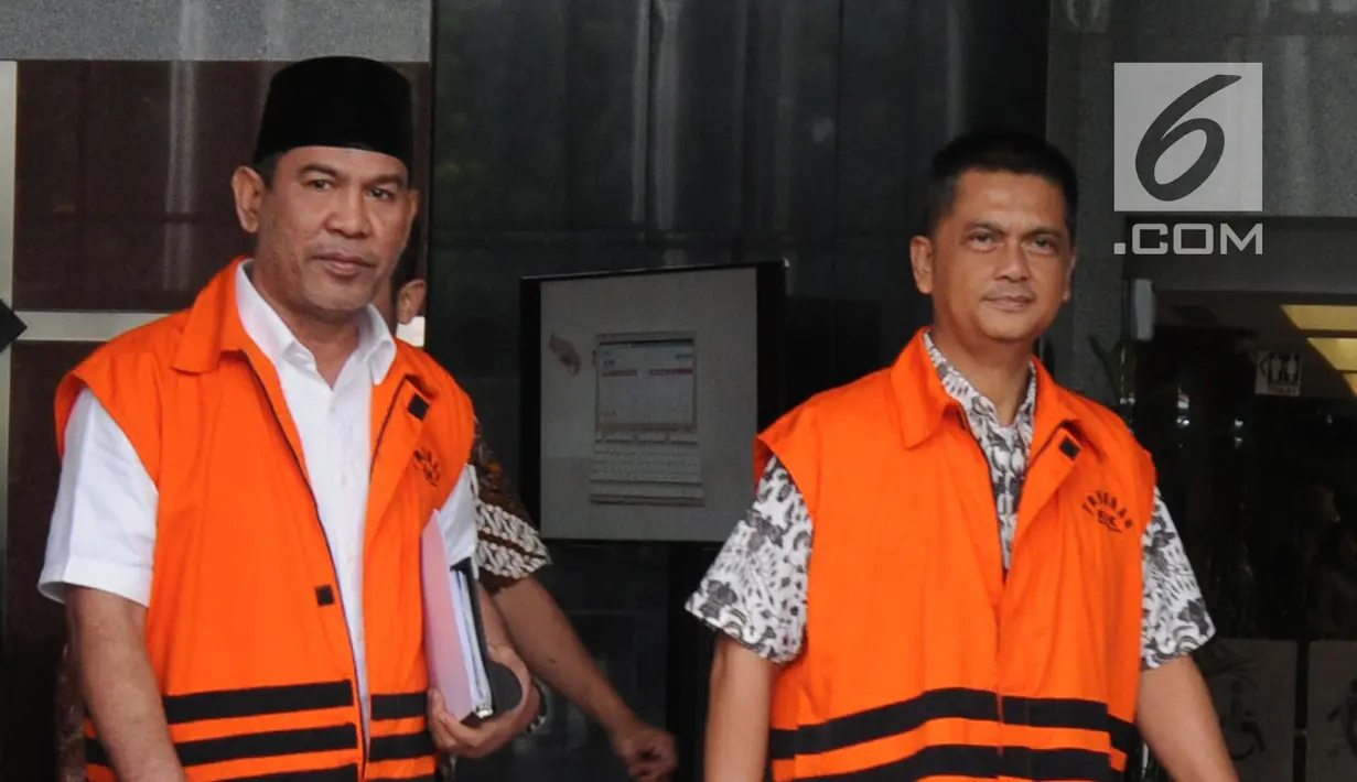 Dua tersangka, Abdul Latif dan Hasmun Hamzah berjalan meninggalkan gedung KPK usai menjalani pemeriksaan, Jakarta (23/3). Abdul Latif diperiksa terkait kasus suap pembangunan Rumah Sakit Umum Daerah Damanhuri. (Merdeka.com/Dwi Narwoko)