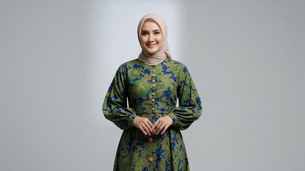 10 Model Baju Gamis Batik Ibu Ibu Terbaru, Ini Padu Padan yang Bikin Terlihat Muda di 2025