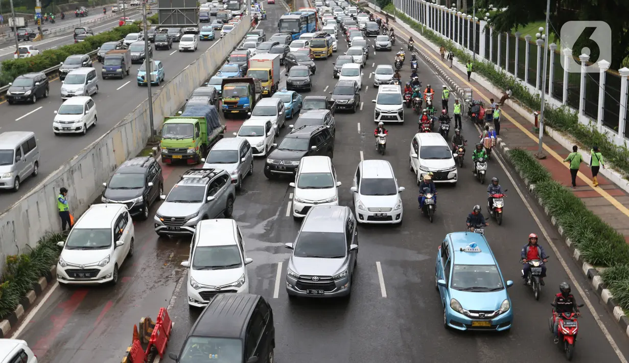 Kendaraan terjebak kemacetan di Jalan Gatot Subroto, Jakarta, Rabu (4/2/2020). Kemacetan tersebut imbas unjuk rasa mahasiswa di depan Gedung DPR. (Liputan6.com/Johan Tallo)
