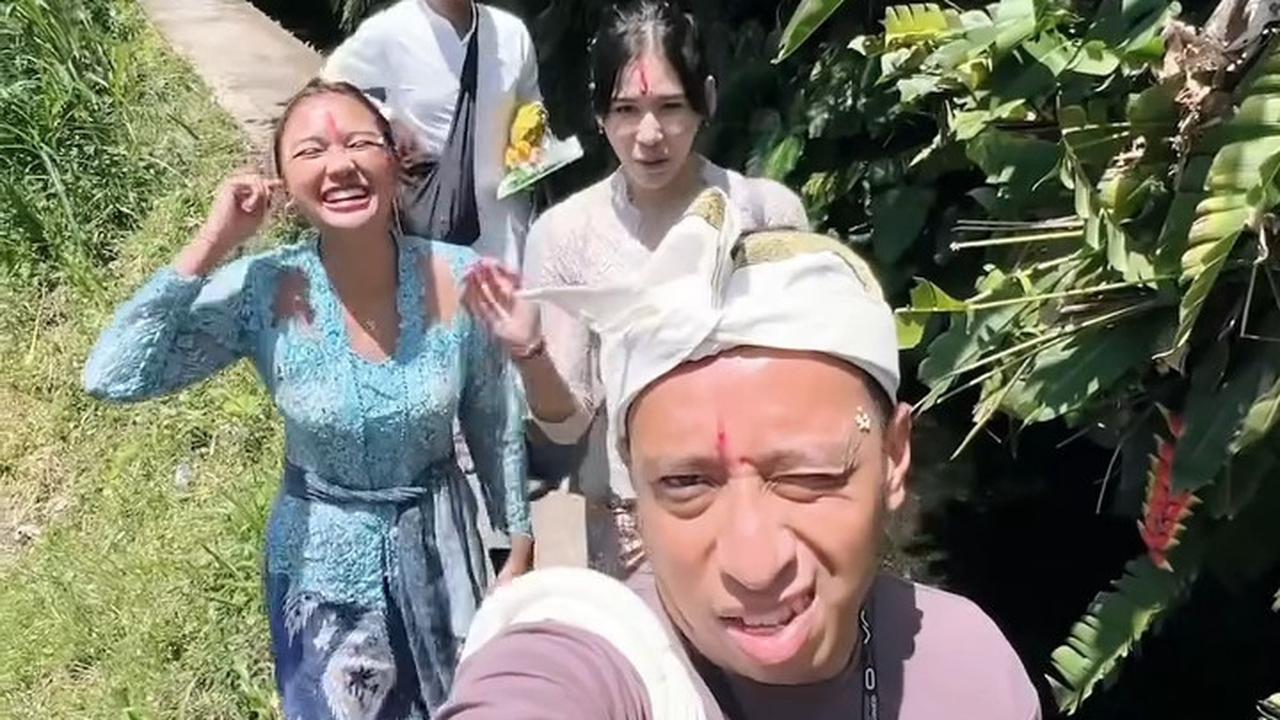 6 Potret Marion Jola Jalani Melukat di Bali Bareng Warga Lokal