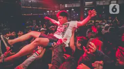 Kesereuan penonton saat menyaksikan aksi salah satu band yang tampil dalam acara musik South Fest #2 di Jakarta, Minggu (10/10/2021).  Pemerintah mengizinkan penyelenggaraan kegiatan berskala besar dengan syarat mematuhi protokol kesehatan yang ketat. (Liputan6.com/Faizal Fanani)