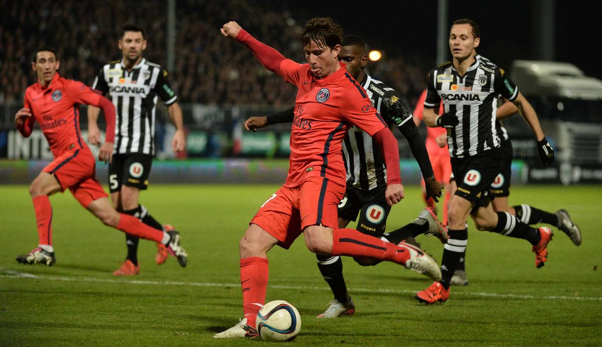 Pemain Paris Saint-Germain, Maxwell (tengah) berebut bola dengan pemain Angers, Abdoul Camara (kanan) pada lanjutan Ligue 1 di Stadion Jean Bouin, Angers, France.  (AFP Photo/Jean Francois Monier)