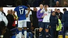 Striker Tottenham Hotspur Son Heung-min (tengah) memegangi kepalanya setelah menekel gelandang Everton Andre Gomes pada pertandingan Liga Inggris di Goodison Park, Liverpool, Inggris, Minggu (3/11/2019). Tekel Son Heung-min menyebabkan Andre Gomes patah kaki. (Oli SCARFF/AFP)