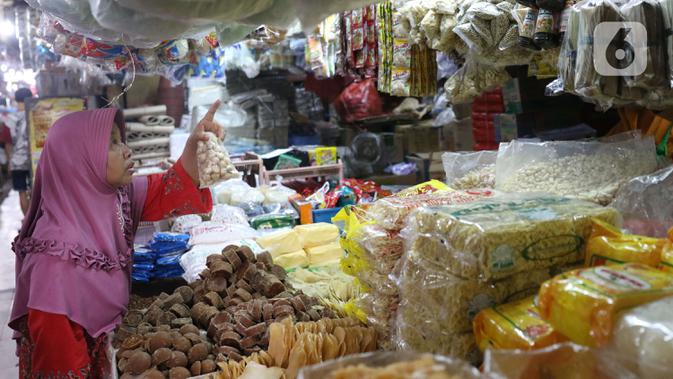 Seorang ibu membeli kebutuhan pokok di pasar Kebayoran Lama, Jakarta, Senin (2/12/2019). Badan Pusat Statistik (BPS) mencatat angka inflasi sepanjang Januari-November 2019 sebesar 2,37 persen, lebih kecil ketimbang periode yang sama tahun lalu sebesar 2,50 persen. (Liputan6.com/Angga Yuniar)