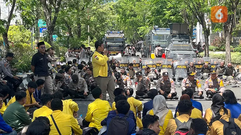 Mahasiswa unjuk rasa depan DPRD Kalimantan Selatan Kalsel