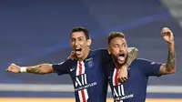 Pemain Paris Saint-Germain (PSG), Angel Di Maria dan Neymar, melakukan selebrasi usai mencetak gol ke gawang RB Leipzig pada laga semifinal Liga Champions di Stadion The Luz, Rabu (19/8/2020). PSG menang dengan skor 3-0. (David Ramos/Pool via AP)