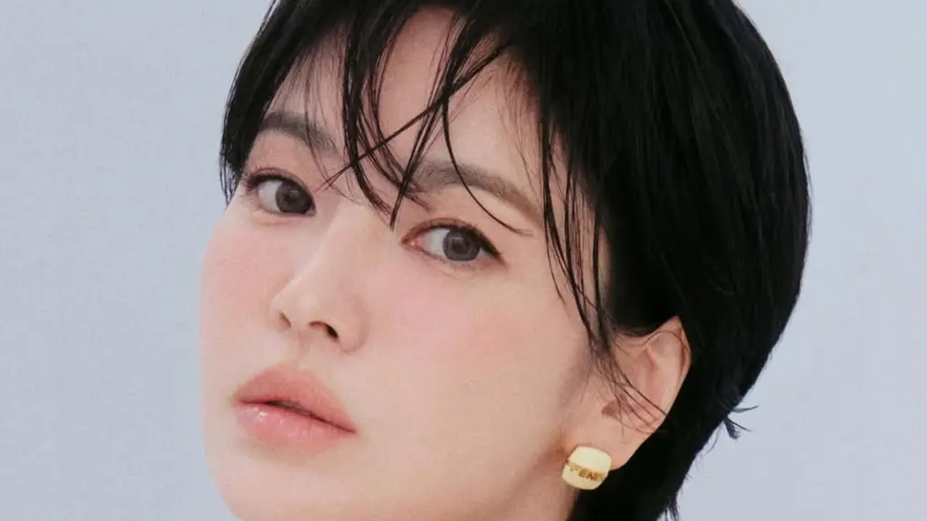 Song Hye Kyo kembali mencuri perhatian dengan pesona memikat di beberapa foto B-Cut. Meski fotonya B-Cut, tidak menutupi paras cantik aktris 44 tahun itu. [@kyo1122]