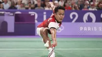 Pemain tunggal putra Indonesia, Anthony Sinisuka Ginting berusaha menjangkau bola saat menghadapi wakil Amerika Serikat, Howard Shu pada laga Grup H bulu tangkis Olimpiade Paris 2024 di Porte de la Chapelle Arena, Prancis, Minggu (28/7/2024). Anthony Sinisuka Ginting menang straight game 21-14, 21-8. (AP Photo/Dita Alangkara)