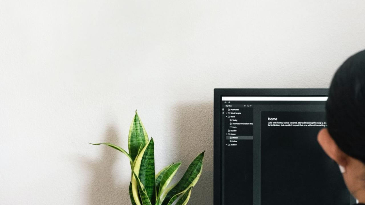 Cara membuat label undangan 121 dengan mudah dan cepat dapat Anda lakukan menggunakan aplikasi Microsoft Word.  Ya, Microsoft memiliki format yang dapat Anda pilih sebagai label undangan. Biasanya, format yang sering digunakan sebagai label undangan di Mo