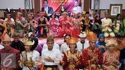 Anggota Paskibraka 2016 memakai baju adat saat penutupan diklat nasional Paskibraka 2016 di PP PON Kemenpora, Cibubur, Jakarta, u (24/8). Menpora tutup diklat Paskibraka Nasional 2016 dan serah terima kepada purna Paskibraka. (Liputan6.com/Yoppy Renato)