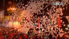 Polisi setempat mengamankan acara ini dengan menyamar menjadi Sinterklas dan penjual makanan.