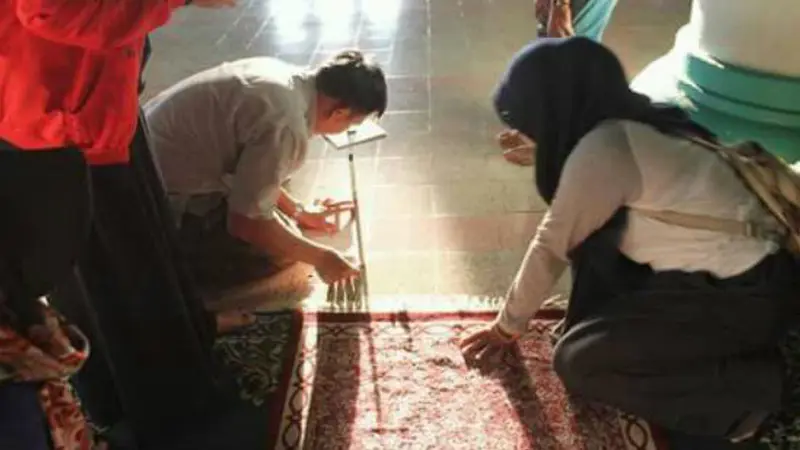 Pengecekan arah kiblat di masjid atau musala. (Dok Kemenag)