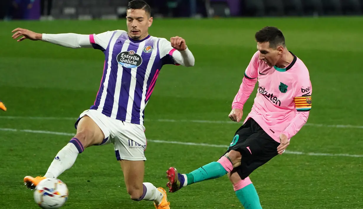 Penyerang Barcelona, Lionel Messi, melepaskan tendangan ke arah gawang Valladolid pada laga lanjutan Liga Spanyol di Jose Zorrilla Stadium, Rabu (23/12/2020) dini hari WIB. Barcelona menang 3-0 atas Valladolid. (AFP/Cesar Manso)