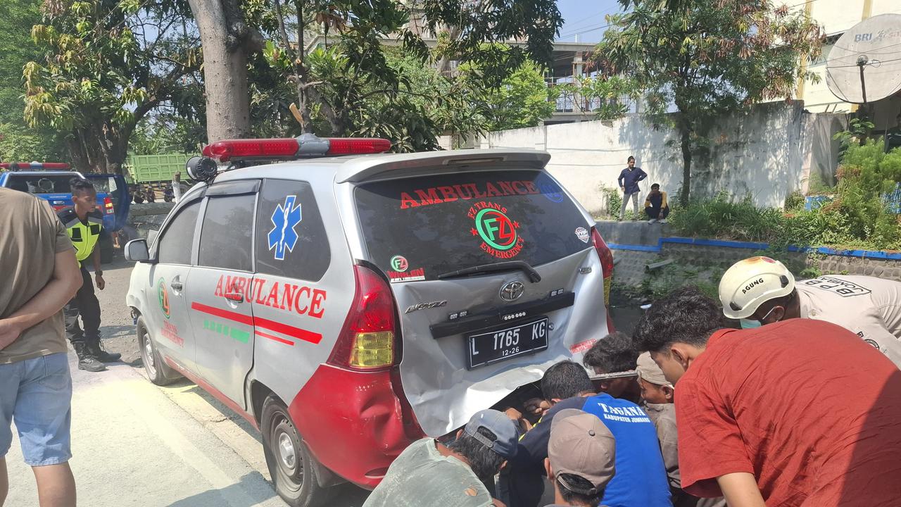 Ambulans Bawa Jenazah KM Virgo Tabrakan Beruntun di Jombang