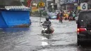 Pengendara motor menerobos banjir yang menggenangi Jalan Arif Rahman Hakim di Depok, Jawa Barat, Senin (18/5/2020). Sistem drainase buruk menjadi penyebab utama kawasan tersebut selalu tergenang banjir setiap hujan deras. (Liputan6.com/Immanuel Antonius)