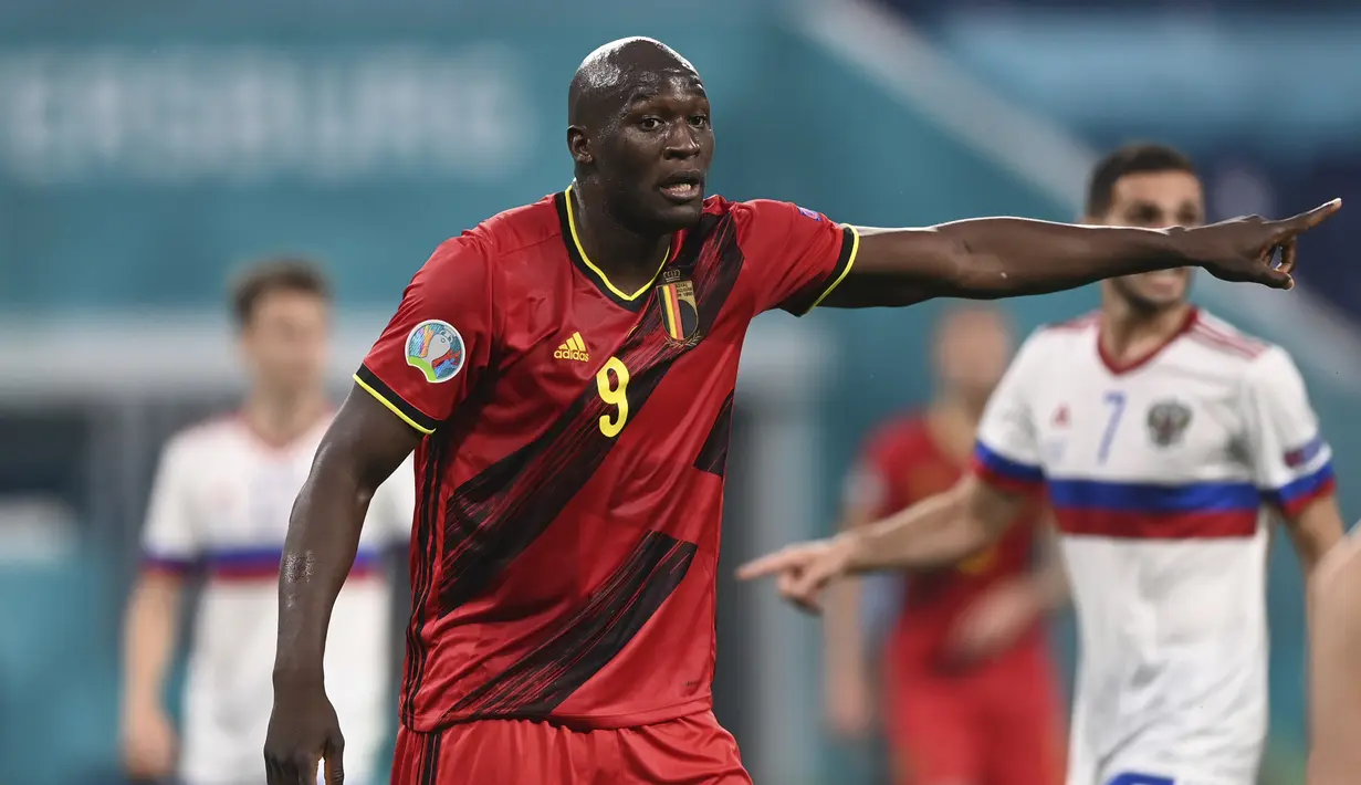 Romelu Lukaku. Striker Timnas Belgia ini telah mencetak 58 gol dari 92 caps untuk negaranya sebelum turnamen Euro 2020 berlangsung. Saat melakoni laga perdana melawan Rusia dengan hasil 3-0, ia mencetak 2 gol hingga memperbarui rekornya menjadi 60 gol dari 93 caps. (Foto: AP/Pool/Kirill Kudryavtsev)