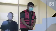 Presiden Komisaris PT Trada Alam Minera Tbk Heru Hidayat (kanan) bersiap menjalani pemeriksaan penyidik di Gedung KPK, Jakarta, Selasa (17/3/2020). Heru diperiksa sebagai tersangka terkait dugaan korupsi di PT Asuransi Jiwasraya (Persero). (merdeka.com/Dwi Narwoko)