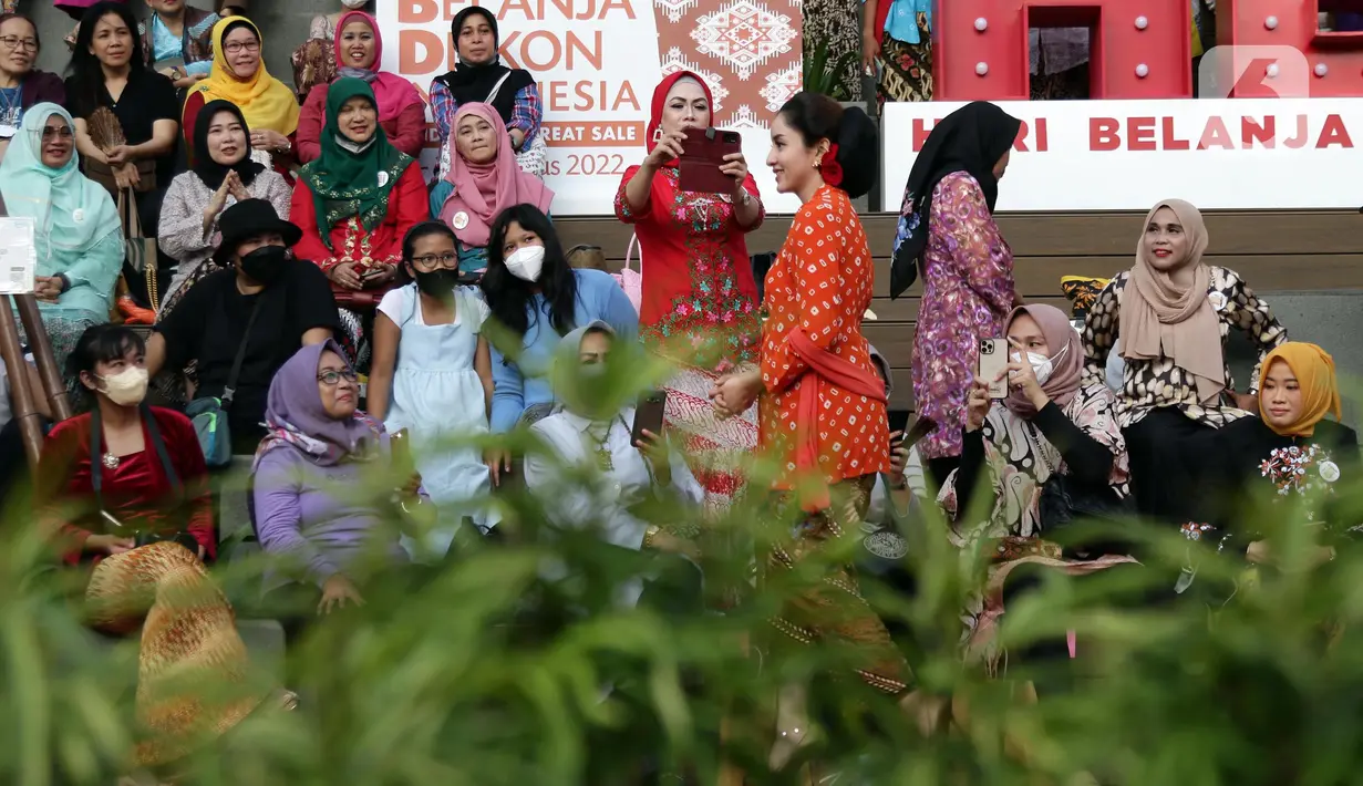 Anggota komunitas kebaya dari presenter TV Nasional saat melakukan peragaan busana kebaya di area Gedung Sarinah, Jakarta, Sabtu (13/8/2022). Sejumlah komunitas mengadakan peragaan busana kebaya untuk mendukung penetapan Hari Kebaya Nasional. (Liputan6.com/Helmi Fithriansyah)