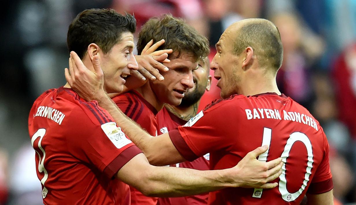 Para pemain Bayern Munchen merayakan gol yang dicetak oleh Robert Lewandowski ke gawang Stuttgart pada laga Bundesliga di Stadion Allianz Arena, Jerman, Sabtu (7/11/2015). (EPA/Peter Kneffel)