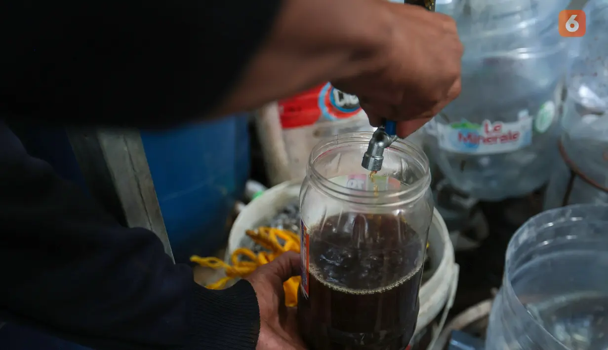 Pengurus RW 01 menampung hasil pengolahan sampah plastik yang telah mencair menjadi bahan bakar alternatif atau petasol di Jakarta, Senin (19/10/2026). (KLY/Budy Santoso)
