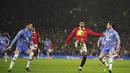 Penyeranga Manchester United, Marcus Rashford mengontrol bola dari kawalan dua pemain Bournemouth, Chris Mepham dan Adam Smith pada pertandingan lanjutan Liga Inggris di Old Trafford di Manchester, Inggris, Rabu (4/1/2023). Tambahan tiga poin membuat MU kukuh di posisi keempat klasemen Liga Inggris dengan 35 poin. (AP Photo/Dave Thompson)
