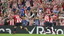 Striker Athletic Bilbao, Aritz Aduriz, merayakan gol yang dicetaknya ke gawang Barcelona pada laga pekan pertama La Liga 2019-20 di stadion San Mames, Bilbao, Jumat (16/8). Barcelona kalah 0-1 dari Athletic Bilbao. (AFP/Ander Gillenea)