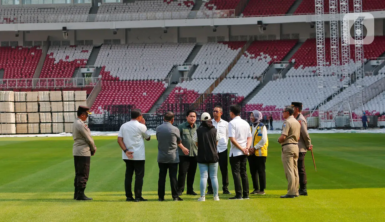 Ketua Umum PSSI merangkap Ketua LOC Erick Thohir didampingi Wakil Ketua Umum PSSI Zainuddin Amali da Ratu Tisha melakukan inspeksi di Stadion Utama Gelora Bung Karno (SUGBK), Senayan, Jakarta, Senin (13/3/2023). Langkah ini diambil guna memastikan kesiapan seluruh venue, mengingat FIFA akan kembali melakukan audit ulang pada 21-27 Maret mendatang. (Liputan6.com/Angga Yuniar)