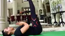 Ashanty melakukan pose yoga dengan tubuhnya yang ditopang oleh kaki dari pelatih yoganya. Sepertinya bunda Ashanty dan Aurel Hermansyah sudah semakin menguasai olahraga yoga dengan baik. (via instagram/@penyogastar)