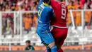 Striker Persija Jakarta Marco Simic berebut bola udara dengan pemain Persib Bandung Bojan Malisic pada Shopee Liga 1 di Stadion Utama GBK, Senayan, Jakarta, Rabu (10/7/2019). Dalam pertandingan babak pertama Persija vs Persib masih imbang 0-0. (Liputan6.com/Faizal Fanani)