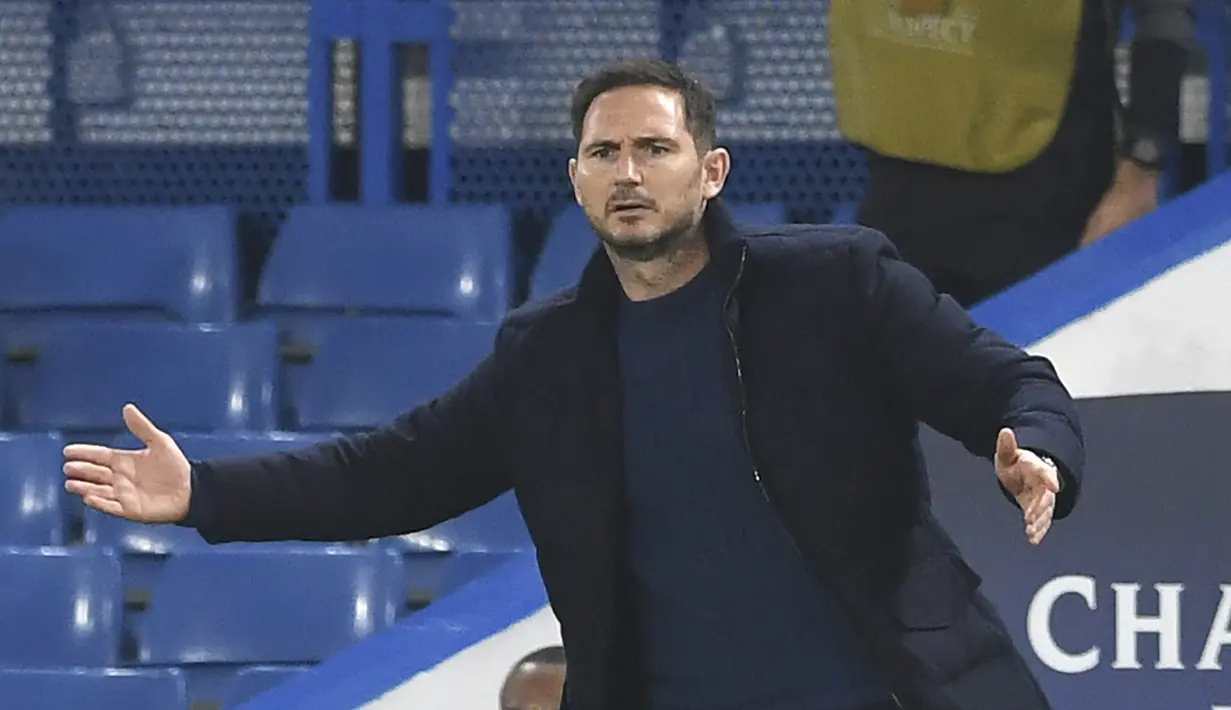 Pelatih Chelsea, Frank Lampard, memberikan arahan kepada pemainnya saat menghadapi Rennes pada laga lanjutan Liga Champions 2020/2021 di Stadion Stamford Bridge, Kamis (5/11/2020) dini hari WIB. Chelsea menang 3-0 atas Rennes. (Neil Hall/Pool via AP)