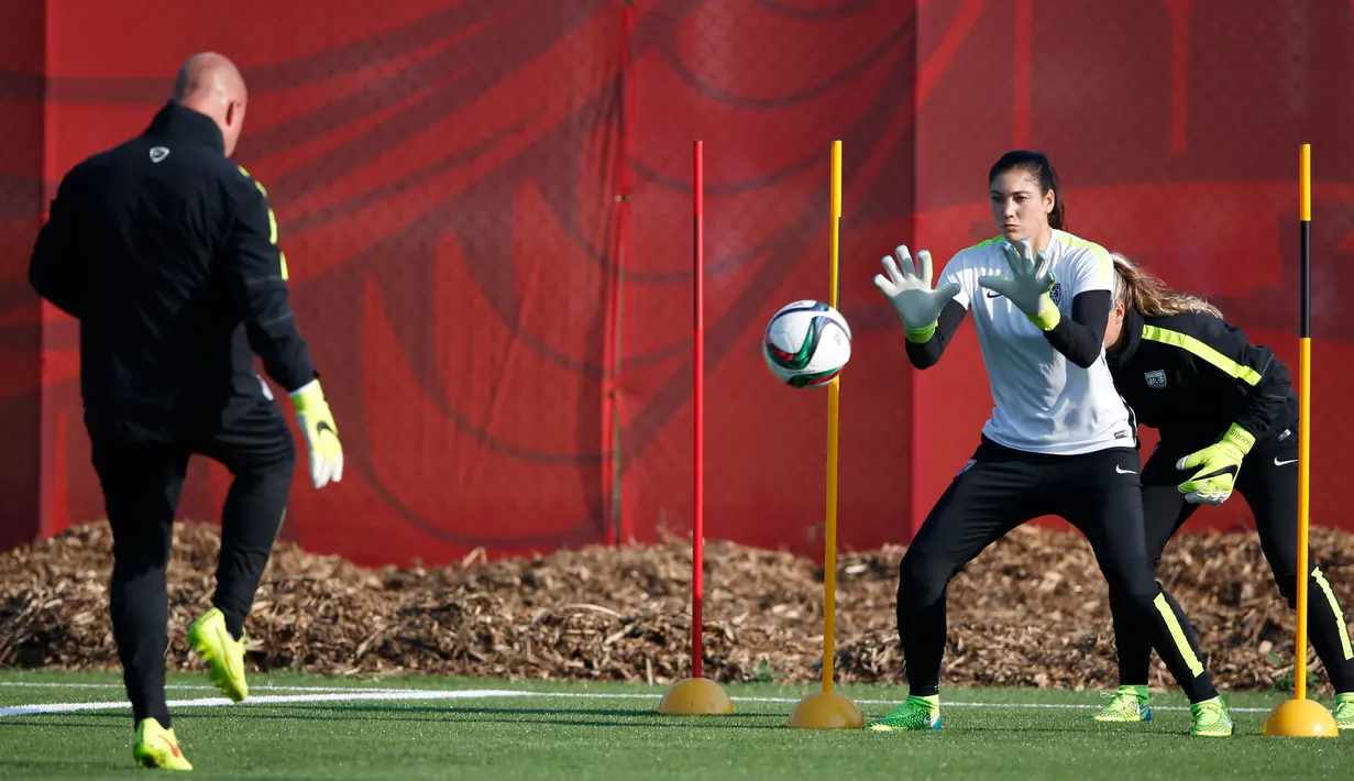 Kiper Wanita Amerika Serikat, Hope Solo saat melakukan sesi latihan bersama pelatih kiper Graeme Abel sebelum berlaga di Piala Dunia Wanita 2015 di Shaughnessy Field, Kamis (11/6/2015). (Reuters/Michael Chow)
