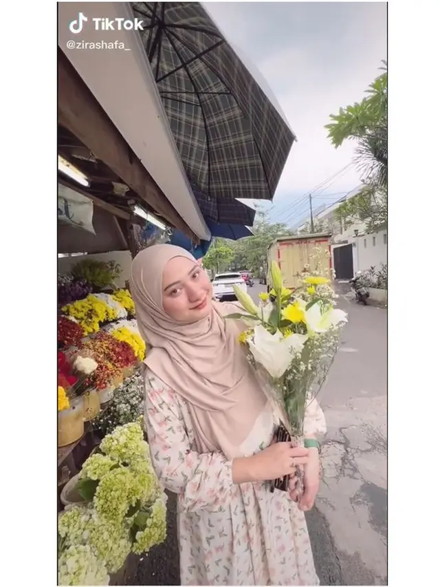 6 Momen Nadzira Shafa Ziarah ke Makam Ameer Azzikra, Usap Nisan Penuh Haru