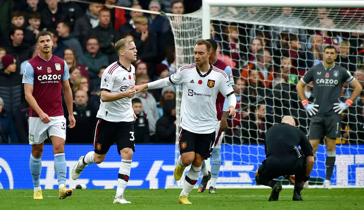 <p>Pemain Manchester United Donny van de Beek (kedua kiri) dan Christian Eriksen merayakan gol ke gawang Aston Villa pada pertandingan sepak bola Liga Inggris di Villa Park, Birmingham, Inggris, 6 November 2022. Aston Villa mempermalukan Manchester United dengan skor 3-1. (AP Photo/Rui Vieira)</p>