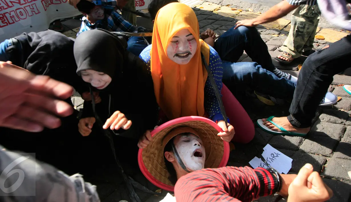 Sejumlah mahasiswa melakukan aksi teatrikal di Gedung DPRD DIY, Yogyakarta, (19/2). Dalam aksinya mahasiwa menolak pembagunan bandara di Kulon Progo dan tindakan represif terhadap petani.(Boy Harajanto)
