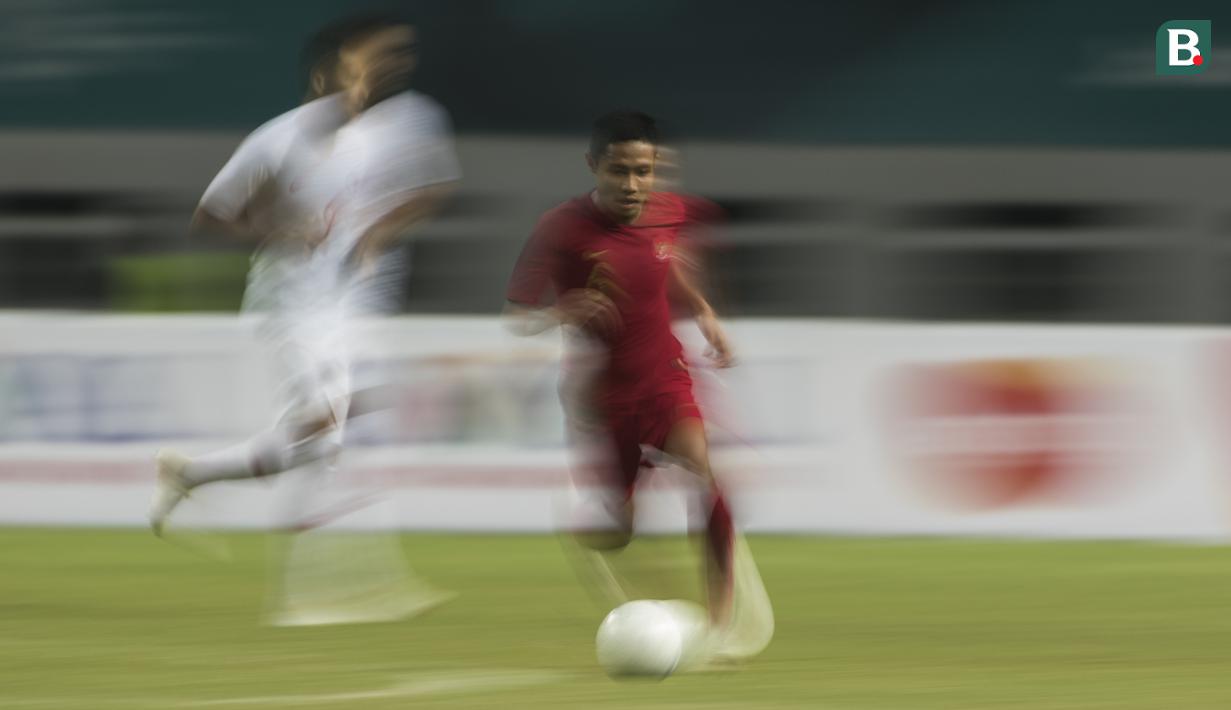 Gelandang Timnas Indonesia, Evan Dimas, mengontrol bola saat melawan Hongkong pada laga persahabatan di Stadion Wibawa Mukti, Jakarta, Selasa (16/10). Kedua negara bermain imbang 1-1. (Bola.com/Vitalis Yogi Trisna)