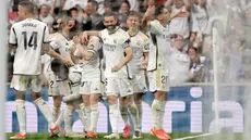Penyerang Real Madrid, Brahim Diaz (kanan) merayakan gol pembuka saat pertandingan sepak bola Liga Spanyol melawan Cadiz CF di stadion Santiago Bernabeu, Madrid, 4 Mei 2024. (OSCAR DEL POZO/AFP)