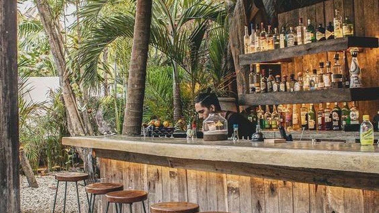 Desain Kafe Outdoor dengan Outside Bar yang Mengundang