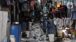 Deretan pemukiman warga yang dipenuhi dengan drum atau bak penampung air bersih di Kampung Baru Kubur, Penjaringan, Jakarta Utara, Selasa (11/1/2022). Krisis air bersih membuat warga kesulitan untuk mandi, cuci, kakus (MCK). (merdeka.com/Iqbal S. Nugroho)
