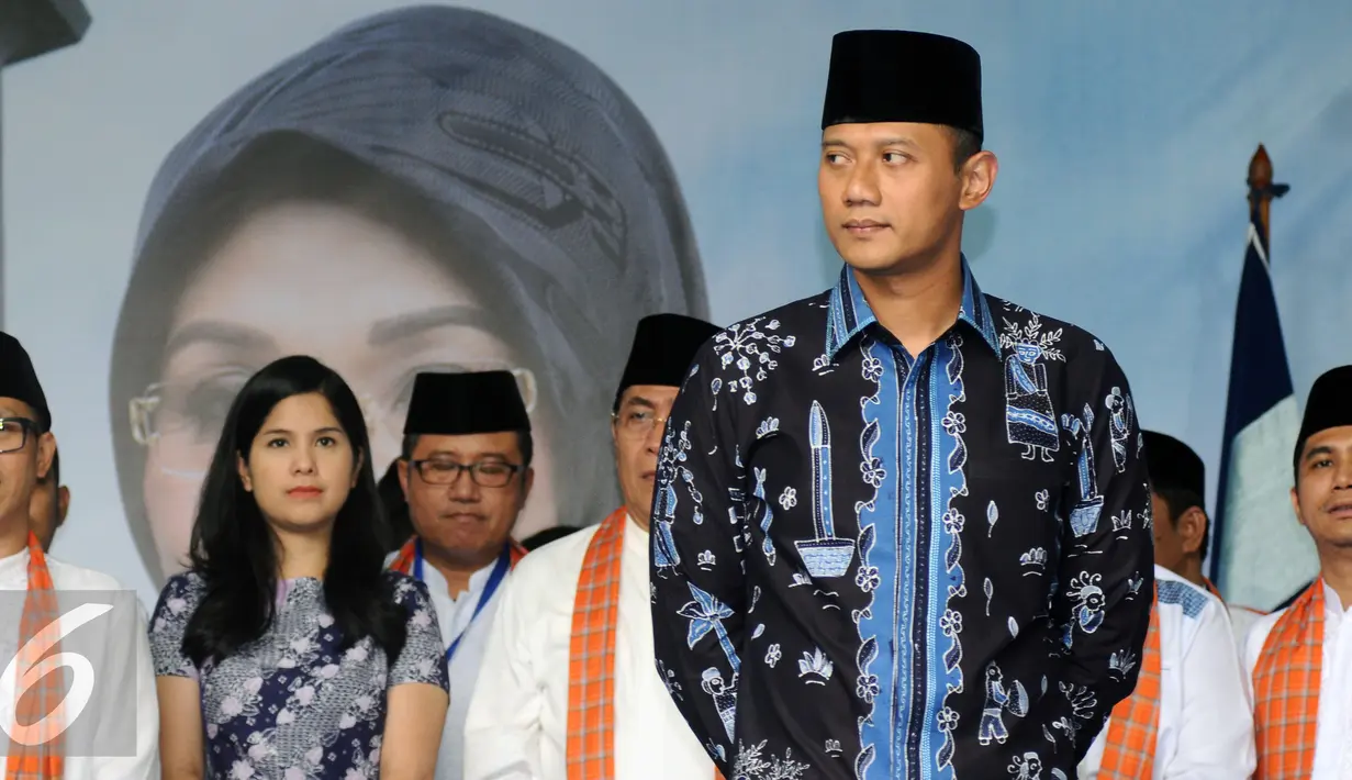 Istri Agus Harimurti Yudhoyono, Annisa Pohan (kedua kiri) hadir dalam pelepasan bakal calon gubernur/wakil di Wisma Proklamasi Jakarta, Senin (24/10). Pasangan Agus-Sylvi akan mengikuti penetapan cagub DKI Jakarta. (Liputan6.com/Helmi Fithriansyah)