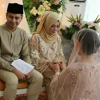 Momen yang sangat mengharukan ketika Syahnaz meminta restu dan memohon maaf atas kesalahannya selama ini. Namun senyuman bahagia terlihat juga di wajah calon  pengantin perempuan ini. (Instagram)