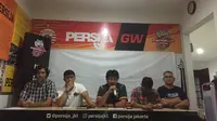 Direktur Utama Persija Jakarta I Gede Widiade (tengah) bicara pada konferensi pers, Minggu (18/3/2018). (Liputan6.com/Muhammad Adiyaksa)