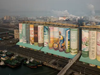 Sebuah mural luar ruangan raksasa yang ditampilkan pada silo gandum di kota pelabuhan Incheon, Seoul, Korea Selatan, Rabu (19/12). Museum Guinness World Records menobatkan karya tersebut sebagai mural luar ruangan terbesar di dunia. (Ed JONES/AFP)