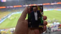 Laporan dari Qatar: Saking Senangnya Fans Timnas Brasil Usai Kalahkan Swiss, Bagi-bagi Stiker Panini