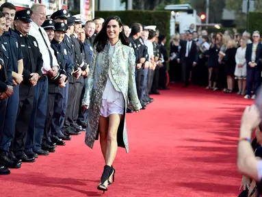 Aktris Jennifer Connelly berjalan menghadiri pemutaran perdana "Only The Brave" di Los Angeles, California, AS, (8/10). Mengenakan celana pendek aktris 46 tahun ini jadi pusat perhatian para polisi yang hadir. (Alberto E. Rodriguez/Getty Images/AFP)