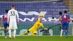 Kiper Crystal Palace, Vicente Guaita berhasil menepis eksekusi penalti striker Leicester City, Kelechi Iheanacho dalam laga lanjutan Liga Inggris 2020/21 pekan ke-16 di Selhurst Park, Senin (28/12/2020). Crystal Palace bermain imbang 1-1 dengan Leicester City. (AFP/Marc Atkins/Pool)