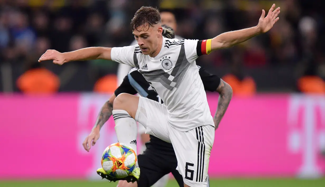 Bek timnas Jerman, Joshua Kimmich mengontrol bola selama laga persahabatan melawan timnas Argentina di Stadion Signal Iduna Park, Dortmund, Rabu (9/10/2019).  Sempat unggul dua gol, Timnas Jerman harus puas bermain 2-2 setelah Argentina mampu menyamakan kedudukan. (AP/Martin Meissner)